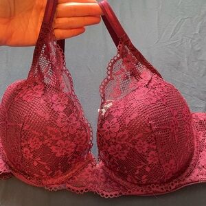 Victoria’s Secret 32DDD lace plunge bra